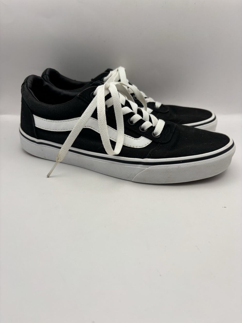 Vans Ward Low Top Black Sneakers Women Size 9